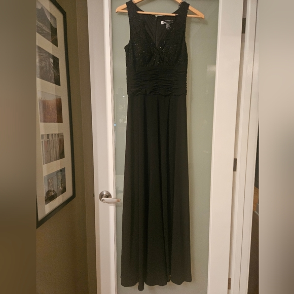 JS Boutique Black Gown - Picture 5 of 6